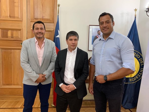 Alcalde José Luis Yañez junto al Subsecretario del Interior Manuel Monsalve, Diputado Hotuiti en Gestión de Vehículos de Carabineros para Algarrobo. 
